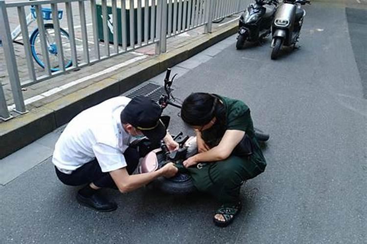 单身女梦见骑电动车