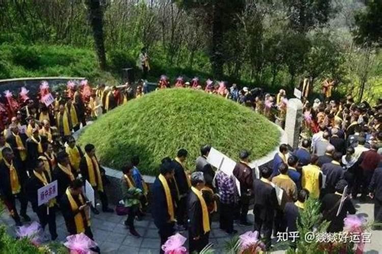 清明节上山祭拜祖坟