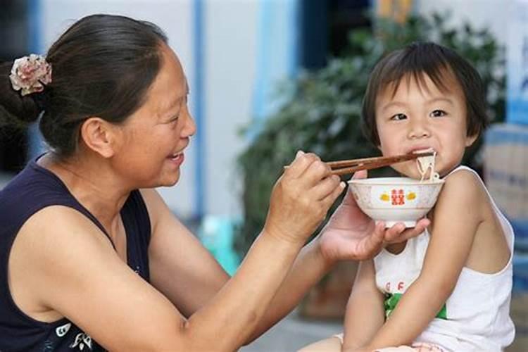 梦见老妈不给奶奶吃饭啥意思