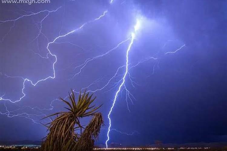 梦见雷电交加预兆什么