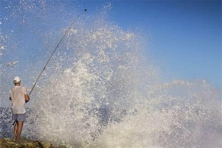 梦见海边翻巨浪死人了