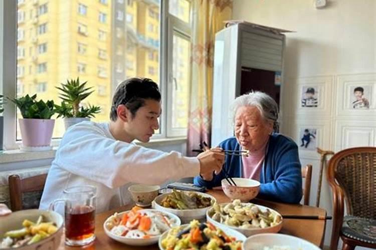 梦见姥姥吃饭什么梦