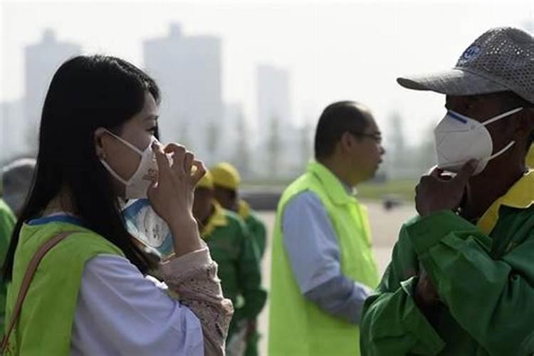 梦见很多人在一起戴口罩