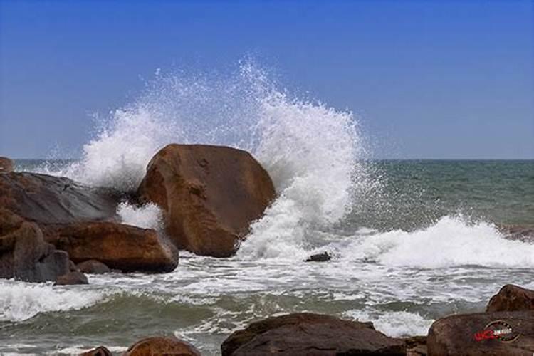 梦见大海潮起潮落汹涌澎湃