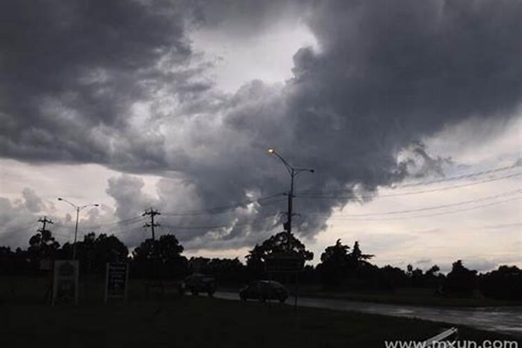 梦见天空乌云密布下雨了