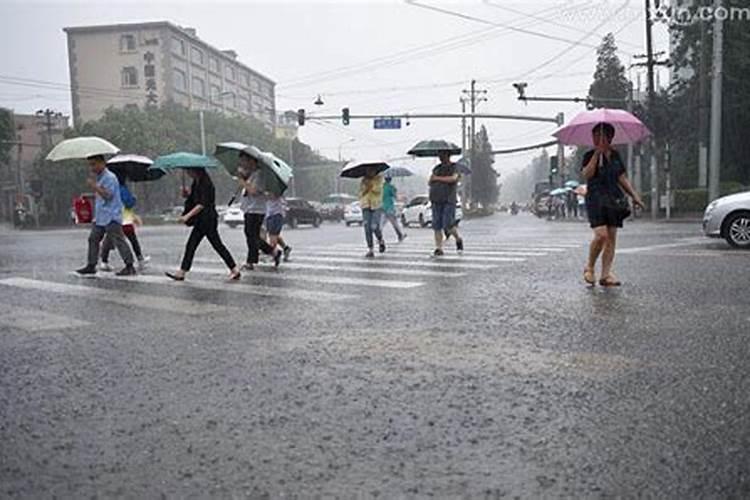 梦见风大雨大是什么意思