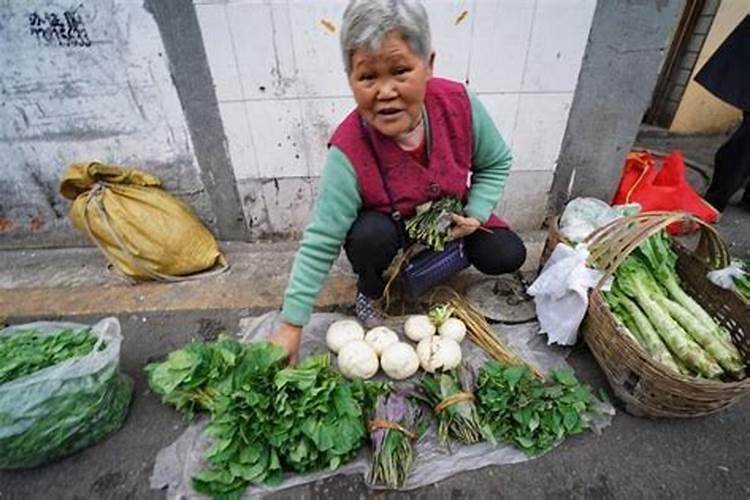 梦见跟死去的老爸一起卖菜