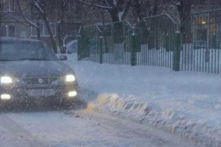 梦见满路都是白雪很不好走的