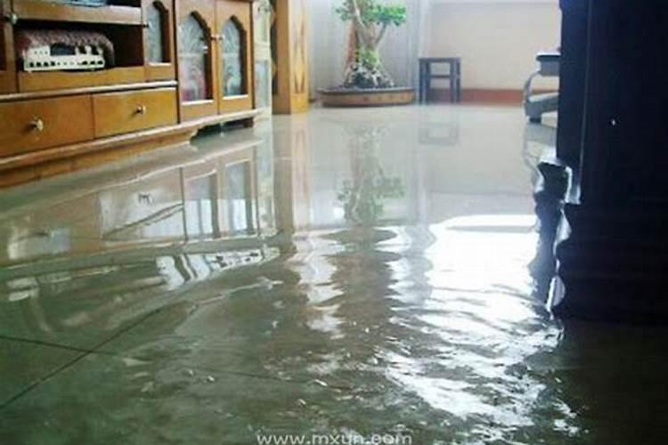 梦见下大雨道路被水淹没