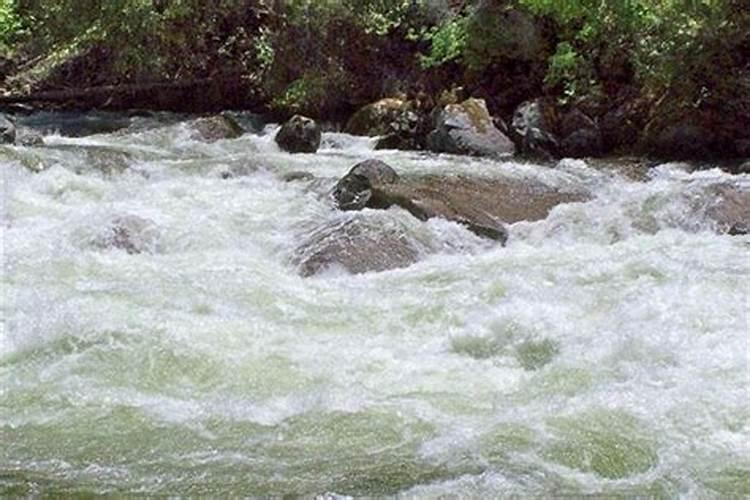 梦到平静的湖水流动