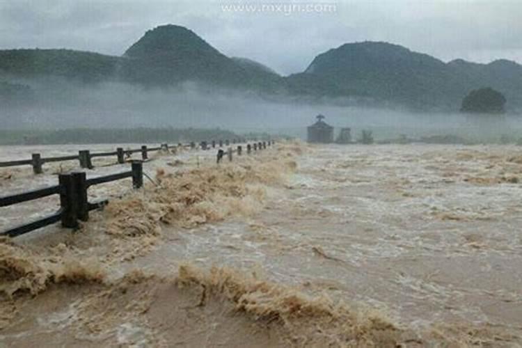 梦见道路被雨水冲坏了