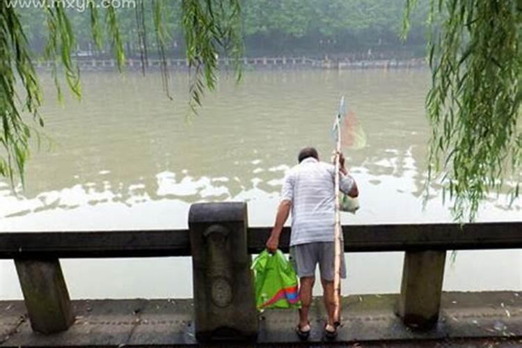 梦见水涨高什么预兆是什么意思