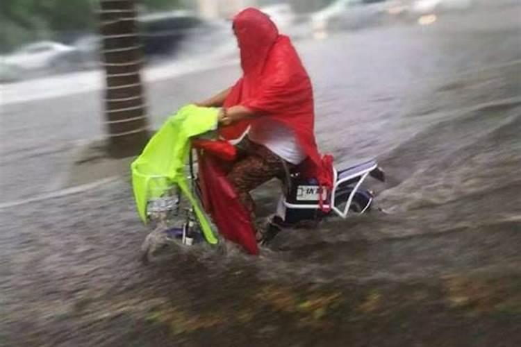 梦见下暴雨骑摩托车