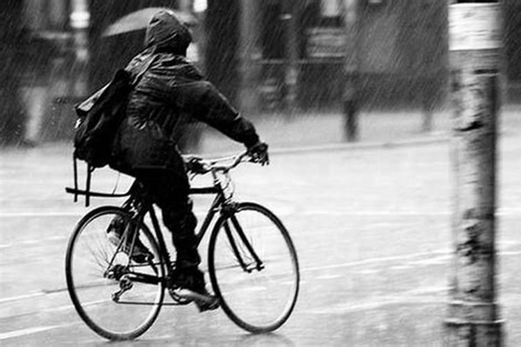 梦见骑车下雨了被淋湿