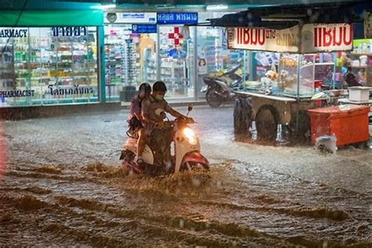 女人梦见下大雨发水