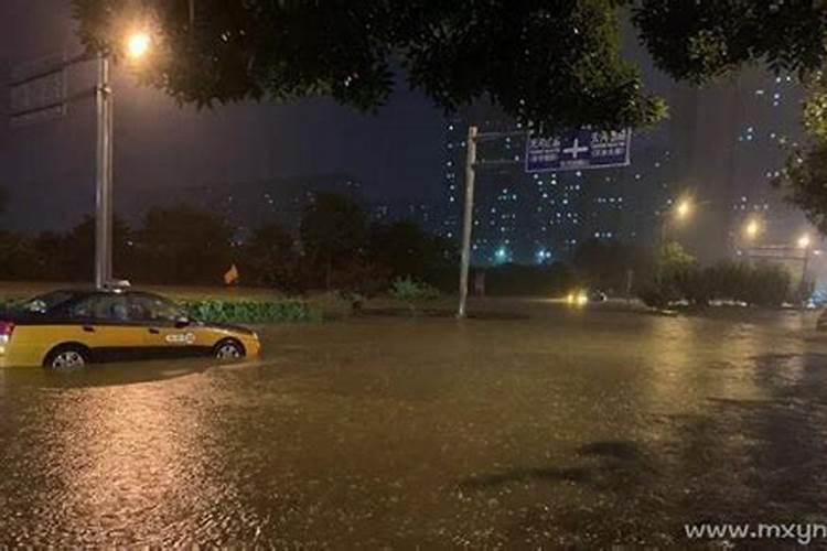 梦到下雨路上积水好多