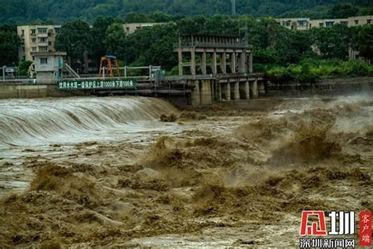 梦见洪水把地冲坏了