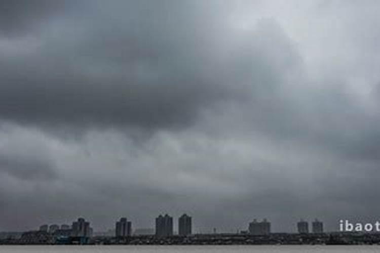 梦见黑云迅速翻滚暴雨降临