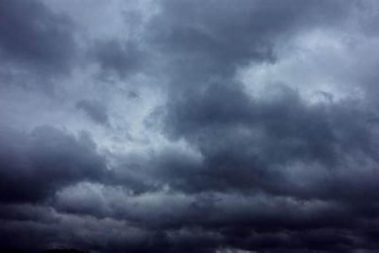 梦见黑云迅速翻滚暴雨降临