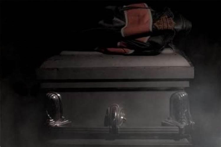 梦见死去的亲人在棺材里躺着