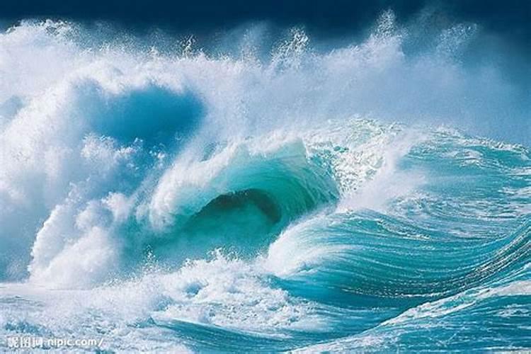 梦见好大的海浪汹涌而来的大海