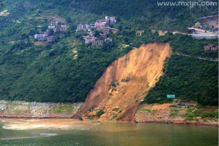 梦见山体垮塌发大水