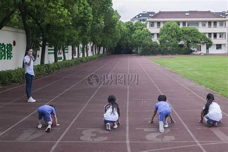 梦见很多同学在操场上