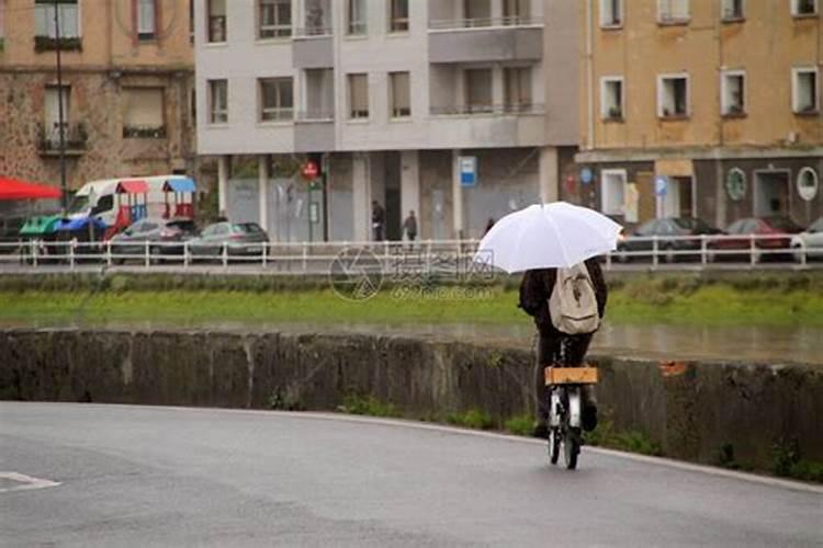 梦见与人在雨中撑伞行走啥意思