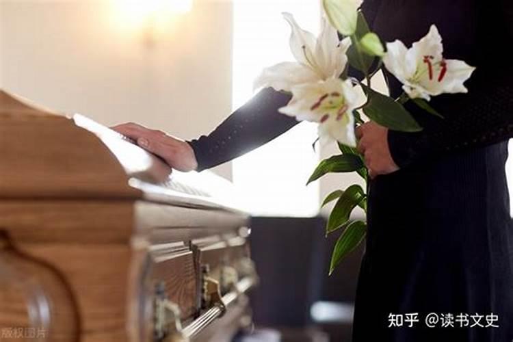 昨晚梦见公公死了放在棺材里好多人来吃饭