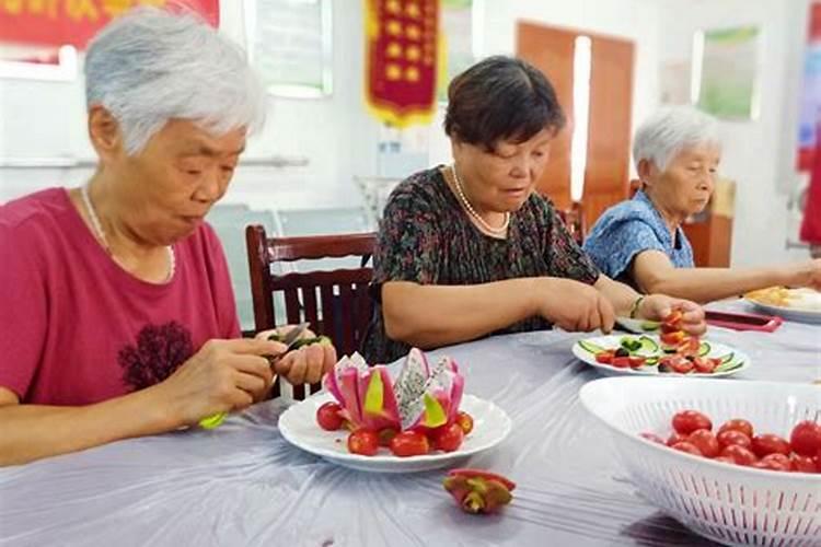 梦见很多老人送水果给我