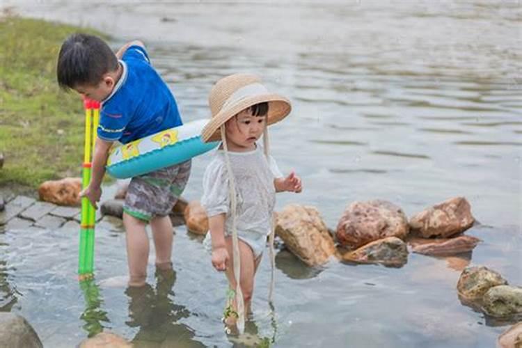 梦见孩子在浑浊的水里游泳