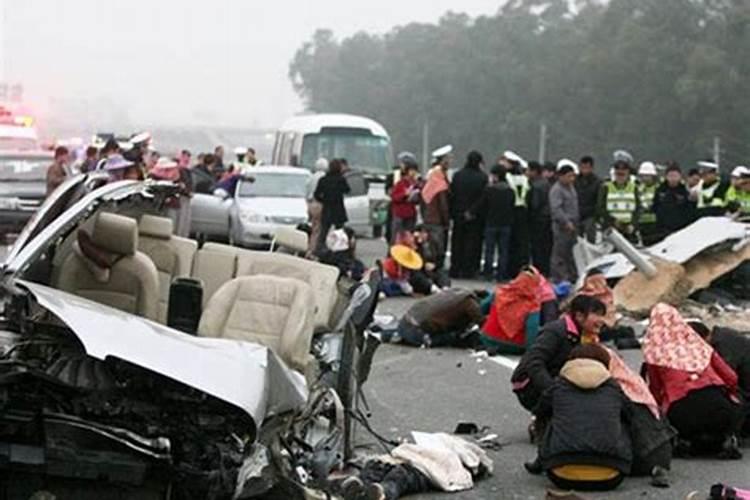 梦到车祸亲人死亡是什么意思