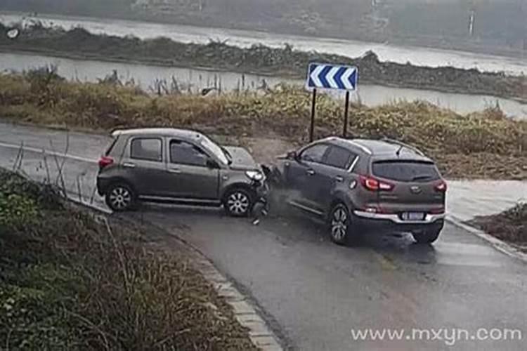 梦到自己开车撞车是什么预兆解梦