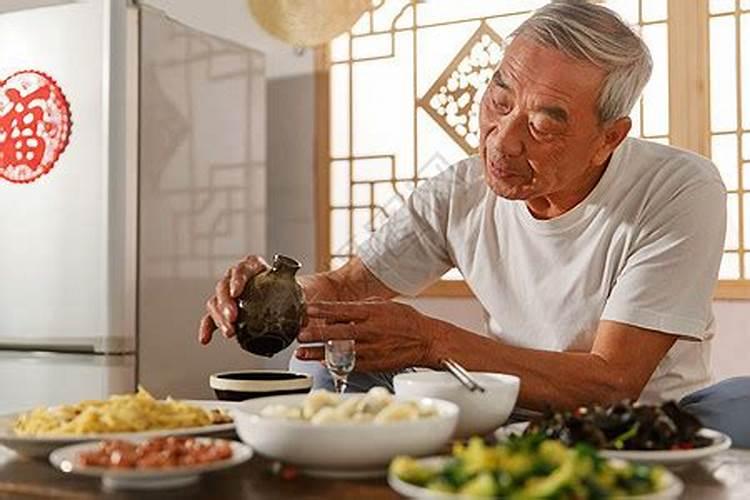 梦见死去的老人在家吃饭