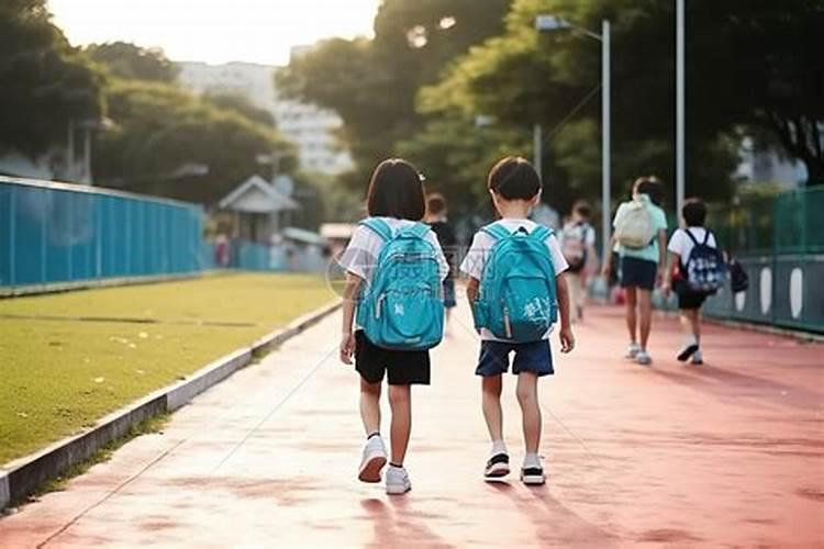 梦见回到上小学的情景很开心