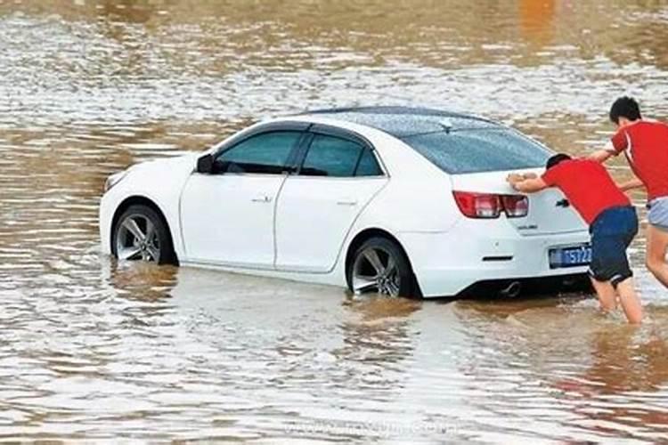 梦见海水涨潮淹没了汽车