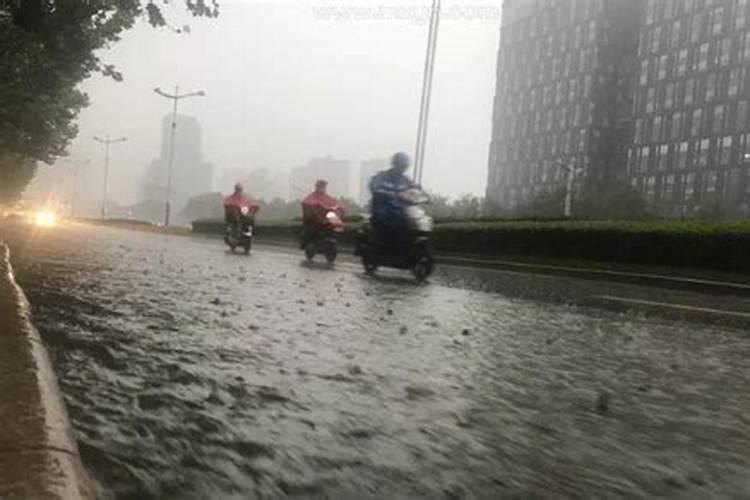 女人梦见下暴雨涨水淹路