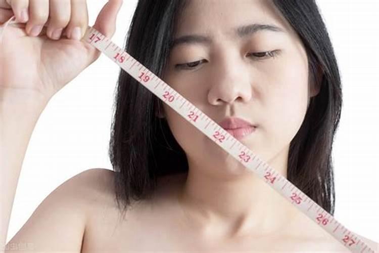 梦见女人乳房一大一小是什么意思