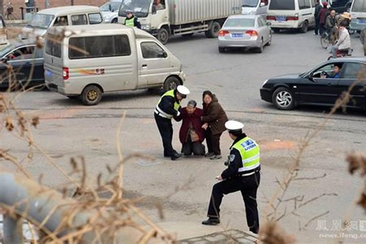 梦到陌生人被车轧死什么意思