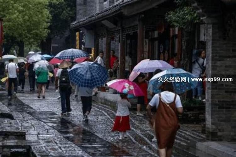 梦见下雨天自己走路