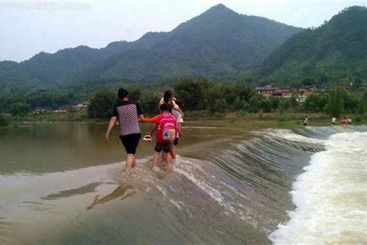 梦见路上好多水自己在走