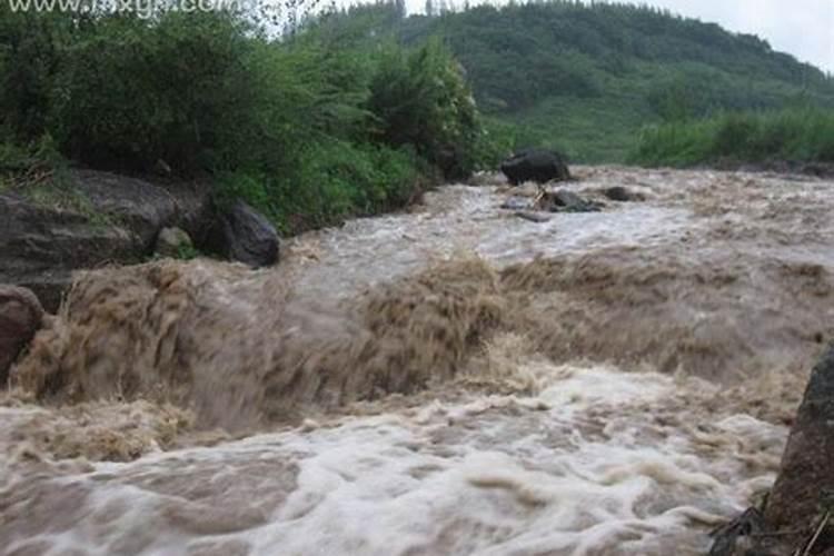 梦见老家发大洪水山崩地裂的样子