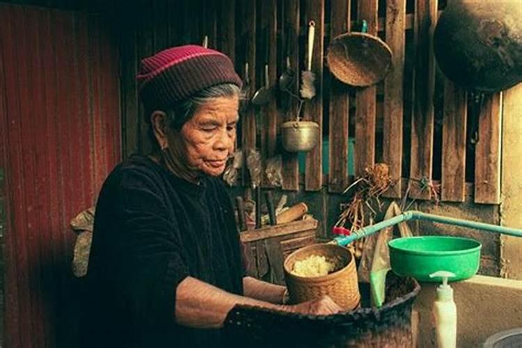 梦到已过世的母亲送来食物