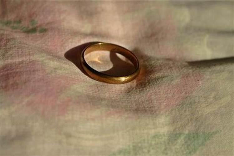 已婚女人梦见捡到黄金戒指