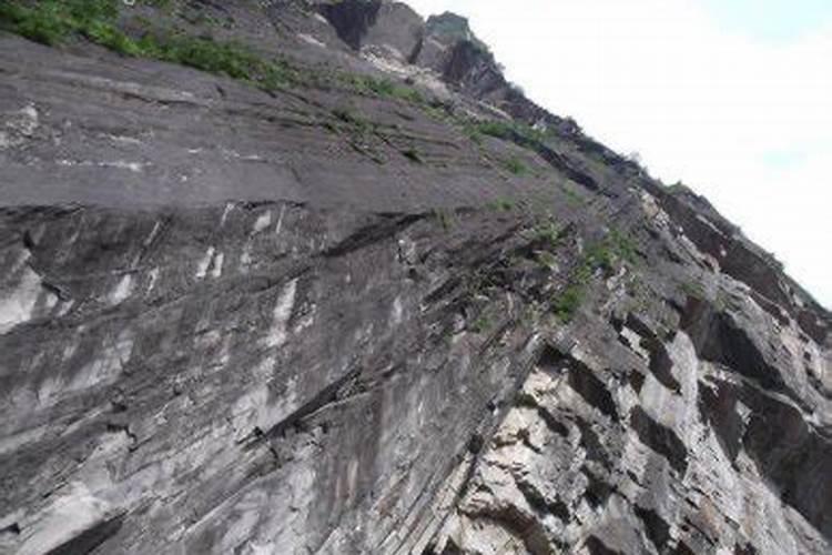 梦见高山耸立悬崖峭壁