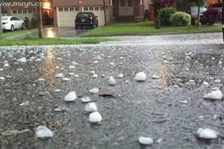 梦见刮风下雨下冰雹什么预兆