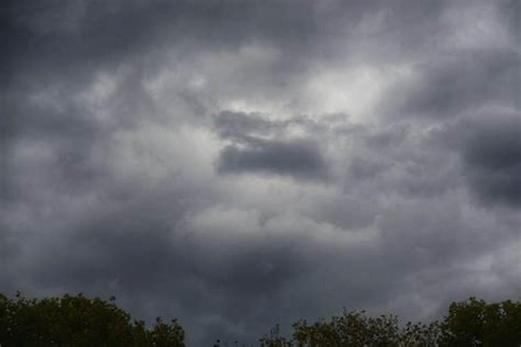 梦到天上出现一条龙打雷下雨