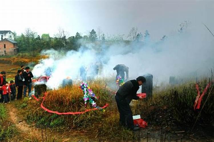 清明节去山上祭祖