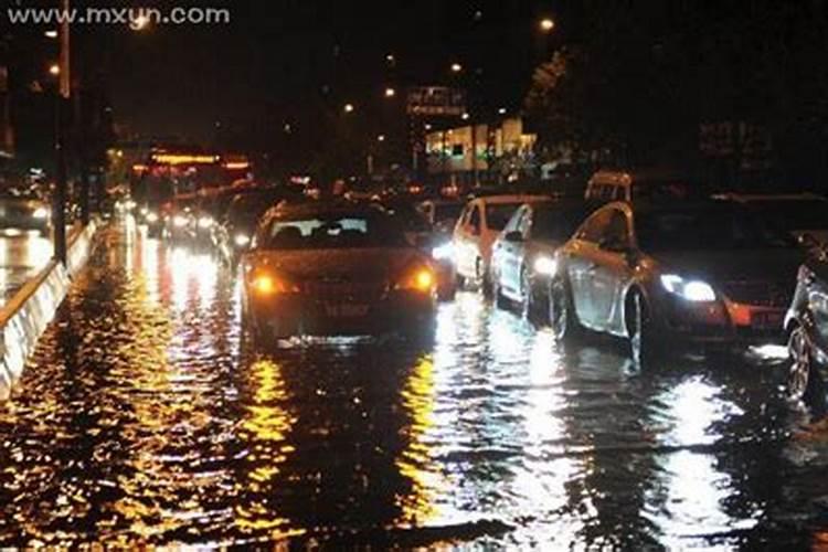 梦见路上发大水在水里游泳