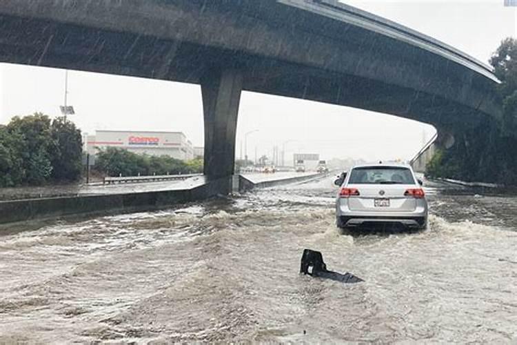 梦见在水里躲避